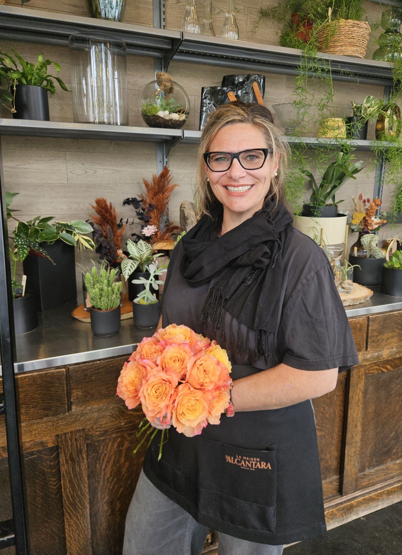 Fleuriste de cœur et entrepreneure montréalaise, Dany transmet la beauté des fleurs depuis 1919. Fleuriste à Montréal – Héritage floral familial – Dames d’Alcantara depuis 1919