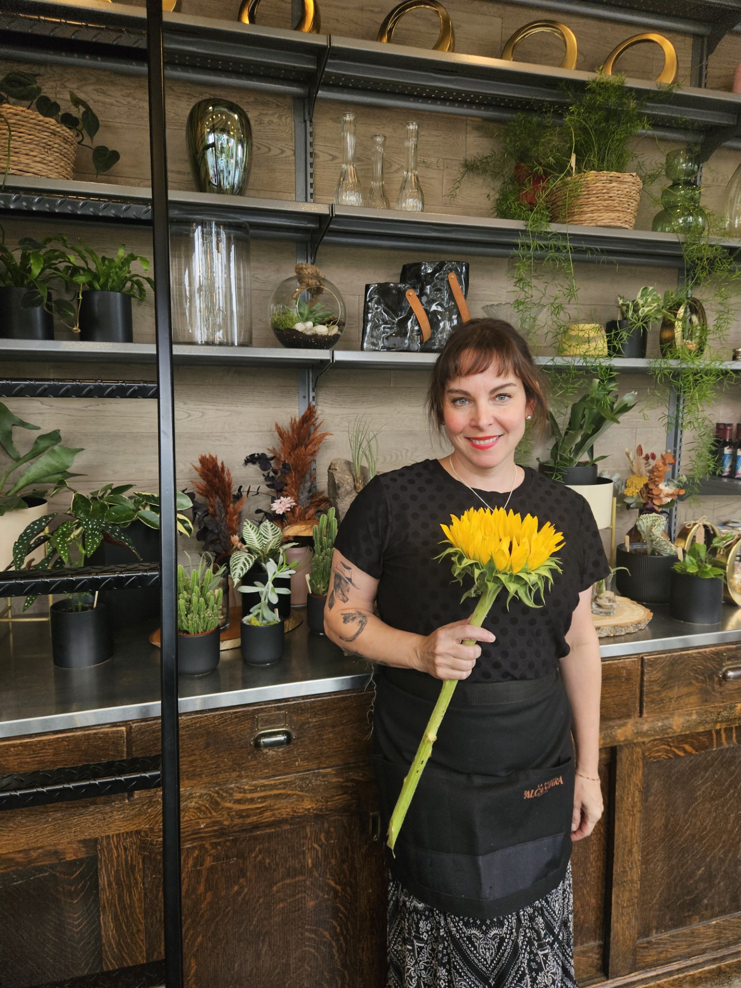 Nouvelle dans l'équipe du fleuriste Dames d'Alcantara apprenti fleuriste fleurs boutique