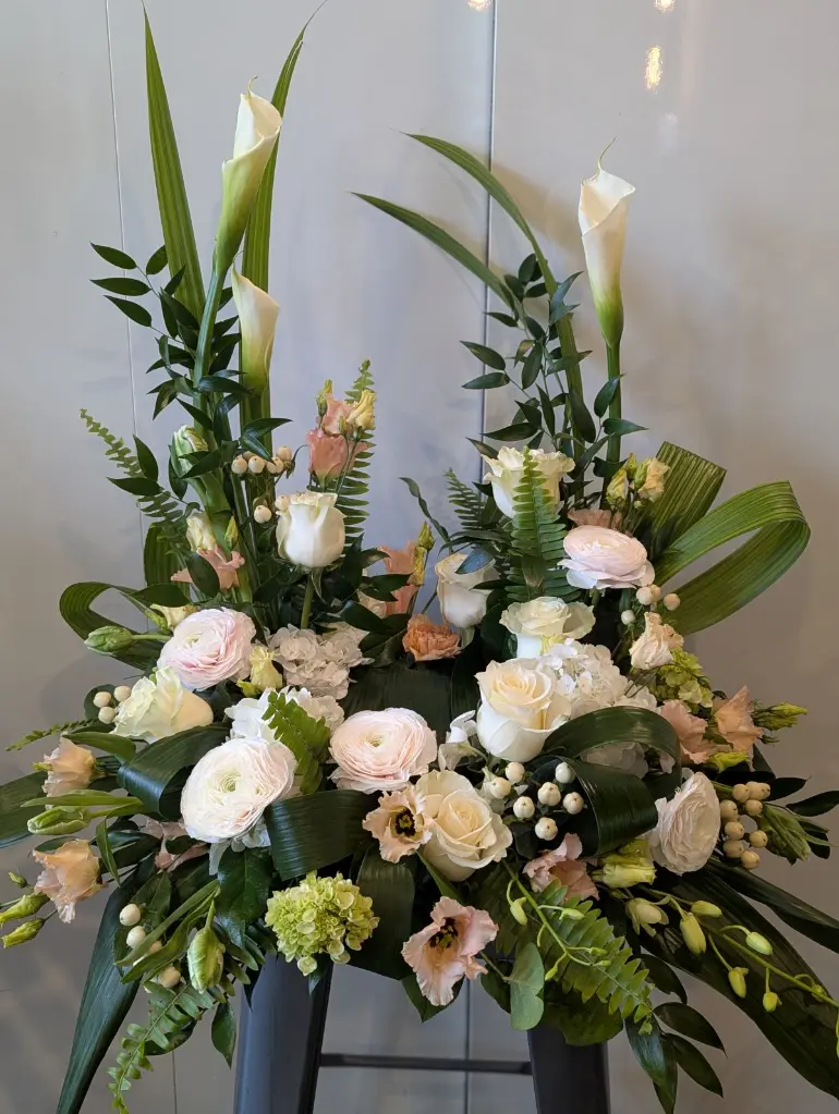accompagnement-urne-lys-roses-callas-blancs-sympathie-montreal-alcantara (1).webp