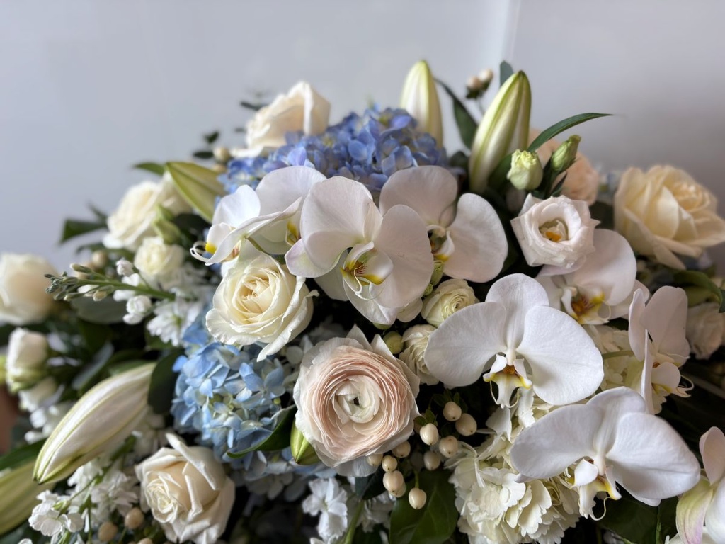dessus-cercueil-orchidees-lys-roses-elegance.jpg
