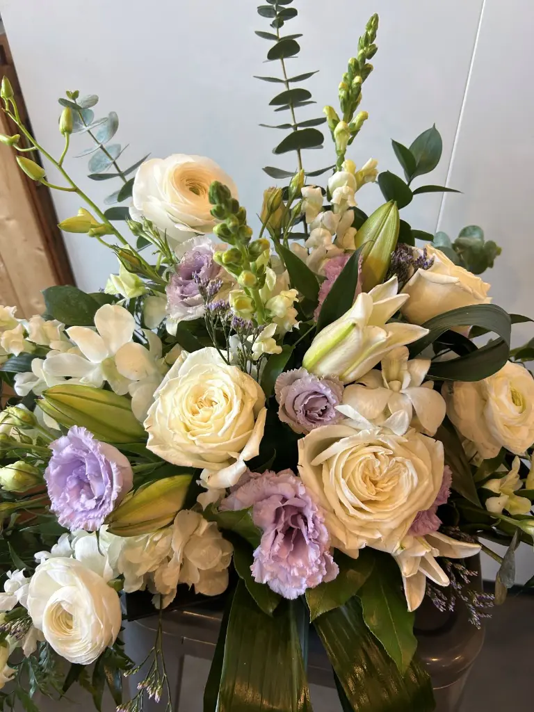 dessus-cercueil-roses-blanches-fleurs-lavande-serenite-livraison-montreal.webp