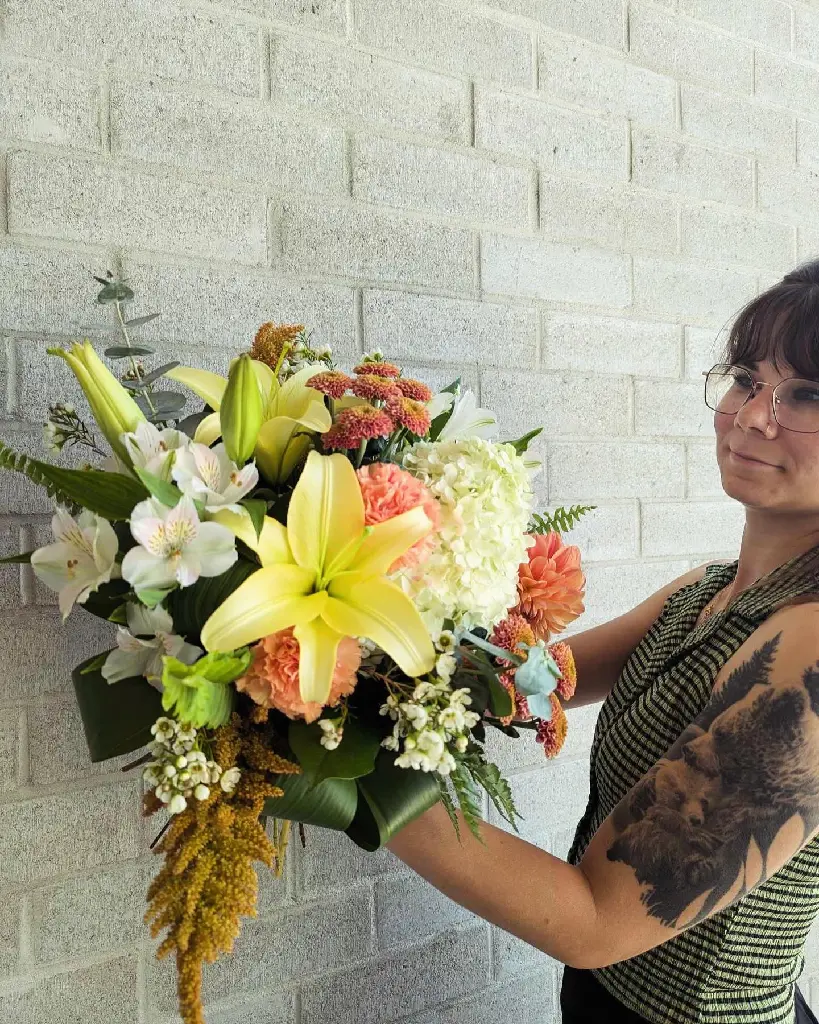 Bouquet champêtre pêche, blanc et jaune avec hydrangée, lys et dahlias confectionné par La Maison d’Alcantara à Montréal (1).webp