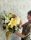 Bouquet champêtre pêche, blanc et jaune avec hydrangée, lys et dahlias confectionné par La Maison d’Alcantara à Montréal (1).webp