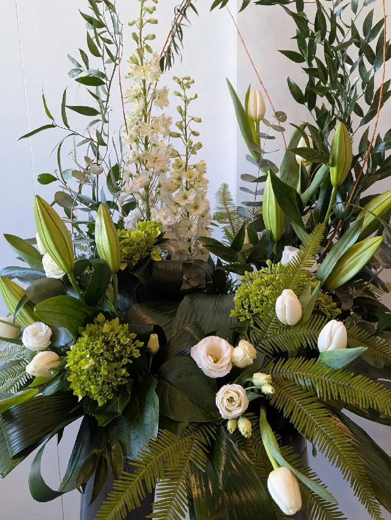 Jardin de souvenirs – accompagnement d’urne blanc et vert avec lys, tulipes, roses, hydrangées et feuillage à Montréal.webp