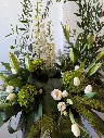 Jardin de souvenirs – accompagnement d’urne blanc et vert avec lys, tulipes, roses, hydrangées et feuillage à Montréal.webp