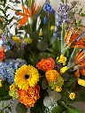 Hommage vibrant – accompagnement d’urne coloré avec oiseaux du paradis, roses orange, hydrangées bleues et gerbera jaune à Montréal.1.webp