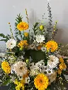 Douce lumière – accompagnement d’urne jaune et blanc avec gerberas, roses, tulipes et feuillage à Montréal.1.webp