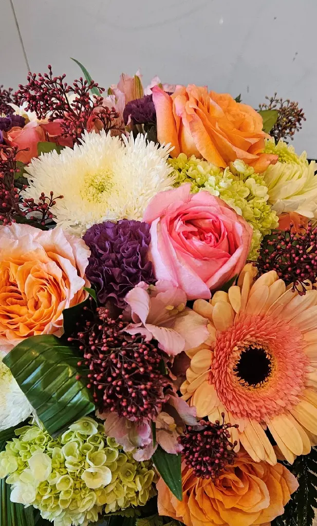 Bouquet de fleurs pêche et rose avec roses, gerbera et hydrangée confectionné par La Maison d’Alcantara, fleuriste à Montréal,2.webp