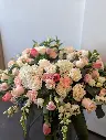 Tendre souvenir – accompagnement d’urne rose poudré, blanc et crème avec roses, hydrangées, tulipes et fleurs délicates à Montréal.1.webp