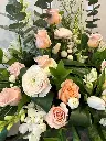 Douce présence – accompagnement d’urne rose pêche, blanc et vert avec roses, renoncules, tulipes et feuillage à Montréal.2.webp