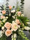 Douce présence – accompagnement d’urne rose pêche, blanc et vert avec roses, renoncules, tulipes et feuillage à Montréal.1.webp