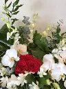 À jamais dans nos cœurs – accompagnement d’urne avec orchidées blanches, cœur de roses rouges, eucalyptus et feuillage à Montréal.1.webp