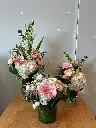 Jardin de tendresse – ensemble de trois arrangements floraux en vase rose, pêche et blanc pour accompagner une urne à Montréal.2.webp