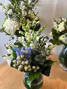 Souvenirs paisibles – trio d’arrangements floraux en vase blanc, vert et bleu pour accompagner une urne à Montréal.1.webp