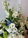 Souvenirs paisibles – trio d’arrangements floraux en vase blanc, vert et bleu pour accompagner une urne à Montréal.2.webp
