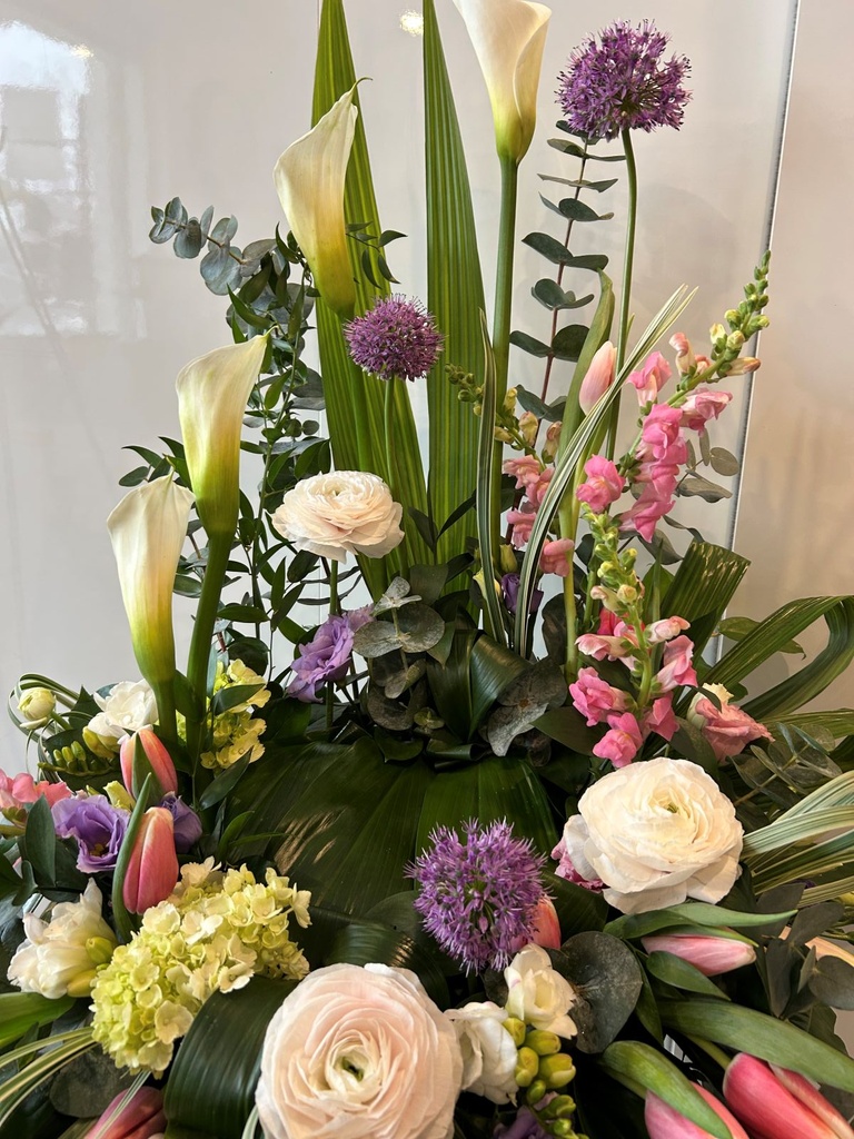 Harmonie de souvenirs – accompagnement d’urne rose, mauve et blanc avec callas, tulipes, alliums et feuillage à Montréal.3.jpg
