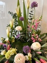 Harmonie de souvenirs – accompagnement d’urne rose, mauve et blanc avec callas, tulipes, alliums et feuillage à Montréal.3.jpg