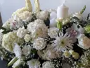 Dans la lumière – coussin de cercueil blanc avec bougies, roses, orchidées Phalaenopsis, hydrangées et feuillage à Montréal.1.webp