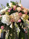 Tendre adieu – coussin de cercueil blanc et rose avec hydrangées, roses crème, callas, eucalyptus et fleurs délicates à Montréal.2.webp