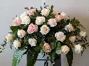 Coussin de cercueil composé de roses roses et blanches. Hommage floral classique et délicat confectionné à Montréal avec livraison funéraire..1.webp