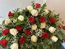 Pour toujours – coussin de cercueil composé de roses rouges et blanches, gypsophile et feuillage vert à Montréal.1.webp