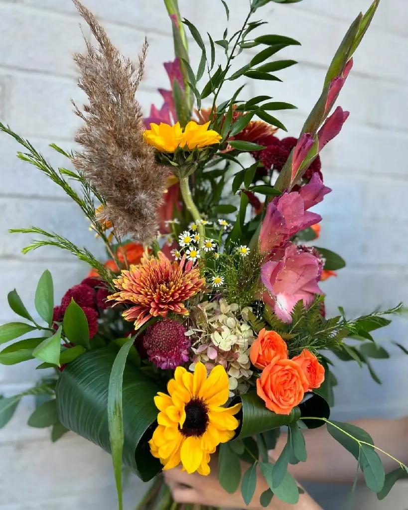 Bouquet champêtre coloré avec glaïeuls, tournesols, roses et fleurs de saison créé par La Maison d’Alcantara à Montréal.webp