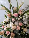 Composition funéraire Douce Sérénité avec callas, roses blanches et roses poudrées et fleurs blanches – La Maison d’Alcantara Montréal (1).webp