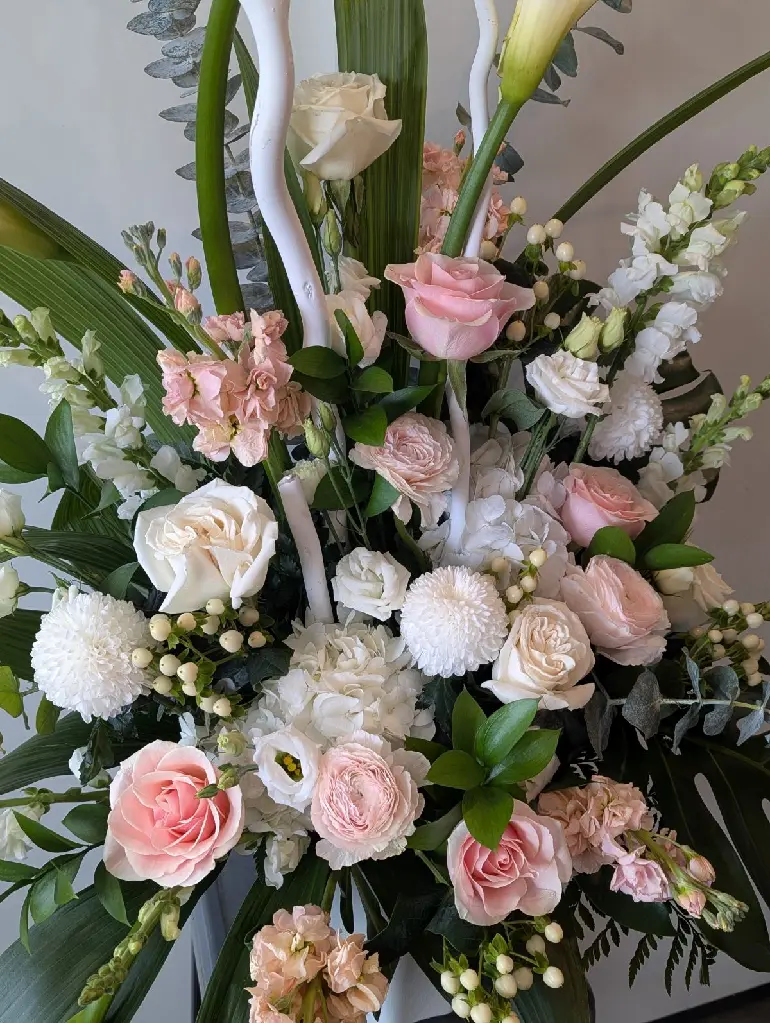 Composition funéraire Douce Sérénité avec callas, roses blanches et roses poudrées et fleurs blanches – La Maison d’Alcantara Montréal (3).webp