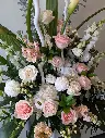Composition funéraire Douce Sérénité avec callas, roses blanches et roses poudrées et fleurs blanches – La Maison d’Alcantara Montréal (3).webp