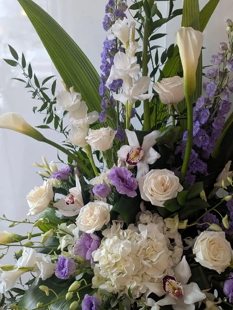 Composition funéraire Douce pensée blanche et mauve avec callas, roses, orchidées et hortensias – La Maison d’Alcantara Montréal.1.webp