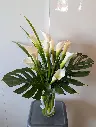 Élégance pure – bouquet de callas blancs avec feuilles de monstera dans un vase de verre – La Maison d’Alcantara Montréal.1.webp