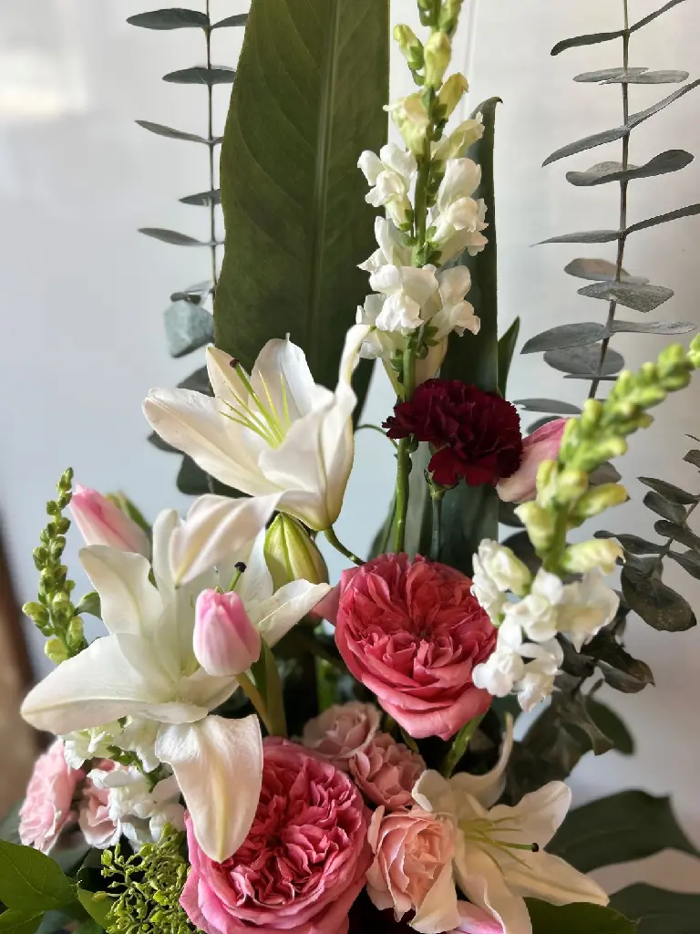Composition de sympathie Tendres pensées avec roses roses, lys blancs et tulipes – La Maison d’Alcantara Montréal.1.webp