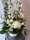 Composition funéraire Un doux au revoir avec roses, lys, hortensia et fleurs blanches – La Maison d’Alcantara Montréal.1.webp