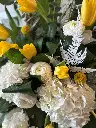 Gerbe murale funéraire Lumière du souvenir avec tulipes jaunes, hortensias blancs, fleurs de coton et feuillage – La Maison d’Alcantara Montréal.1.webp