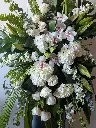 Gerbe murale funéraire Hommage d’élégance avec orchidées, callas, hortensias et roses blanches – La Maison d’Alcantara Montréal.1.webp