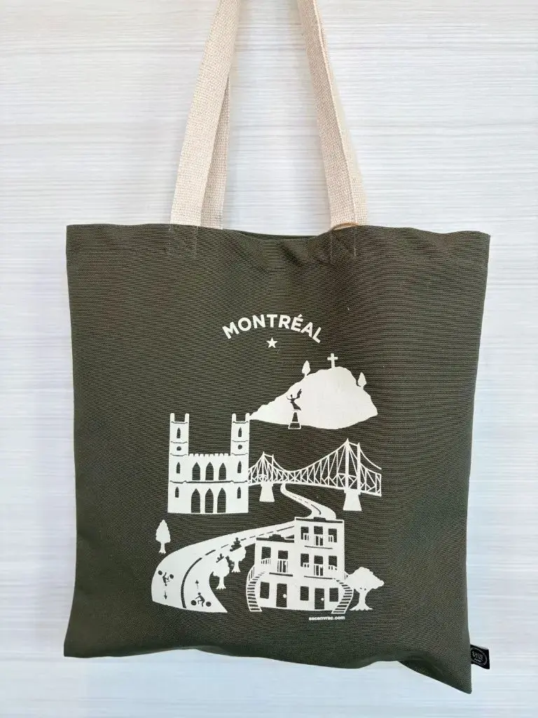 Sac fourre-tout kaki Montréal de Sac en Vrac avec illustration de symboles emblématiques de la ville de Montréal.1.webp