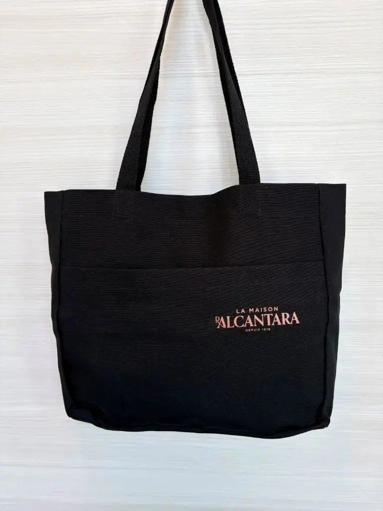 Sac fourre-tout noir réutilisable avec logo La Maison d’Alcantara depuis 1919 à Montréal.webp