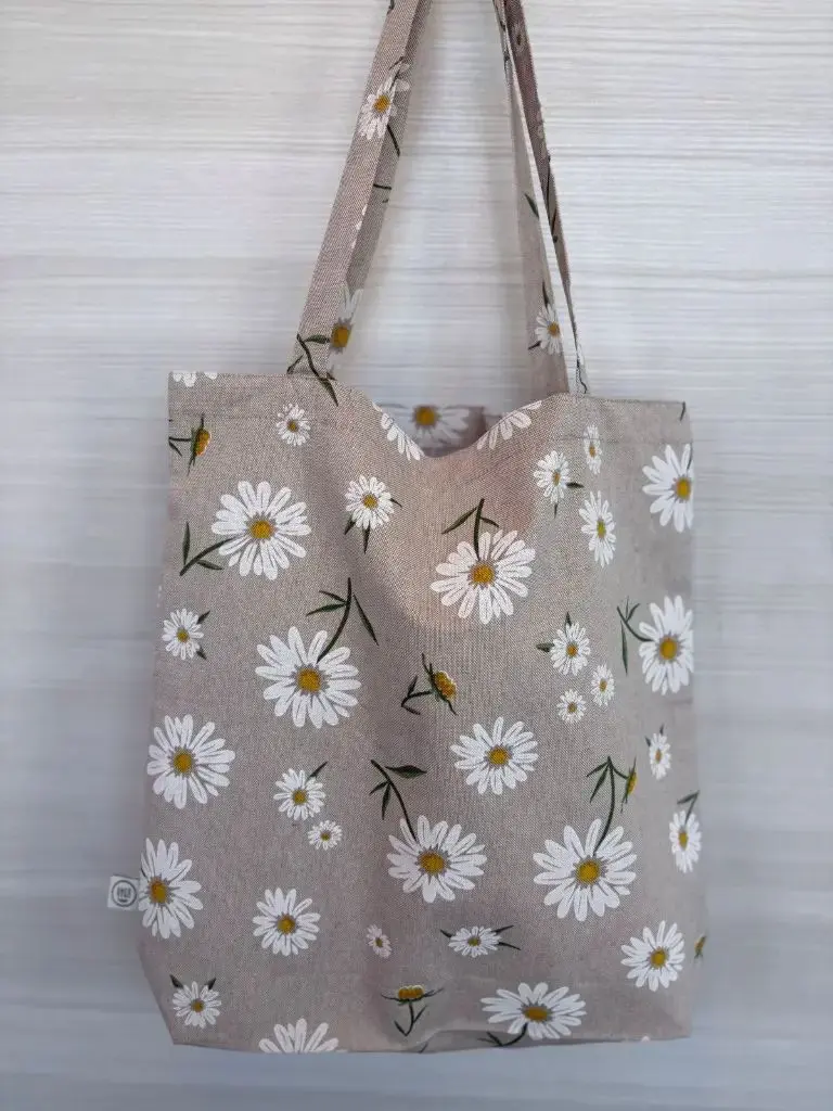Sac fourre-tout Sac en Vrac à motif de marguerites blanches sur fond naturel offert à Montréal.1.webp
