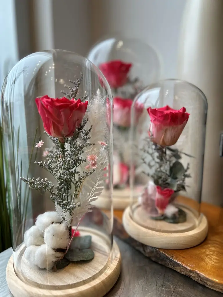 éternelle rose sous cloche de verre avec végétaux séchés et décoration naturelle à Montréal.webp