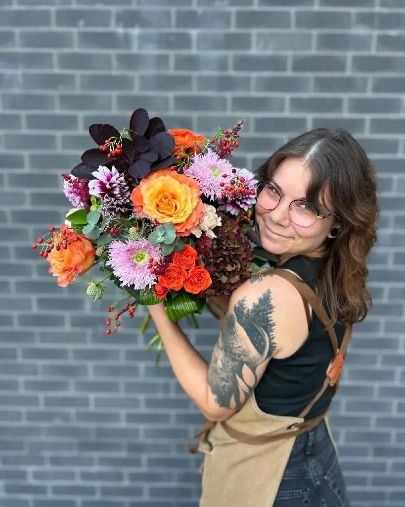 Bouquet orange, mauve et bordeaux avec roses, hortensia, chrysanthèmes, eucalyptus et fleurs de saison, confectionné à Montréal..webp