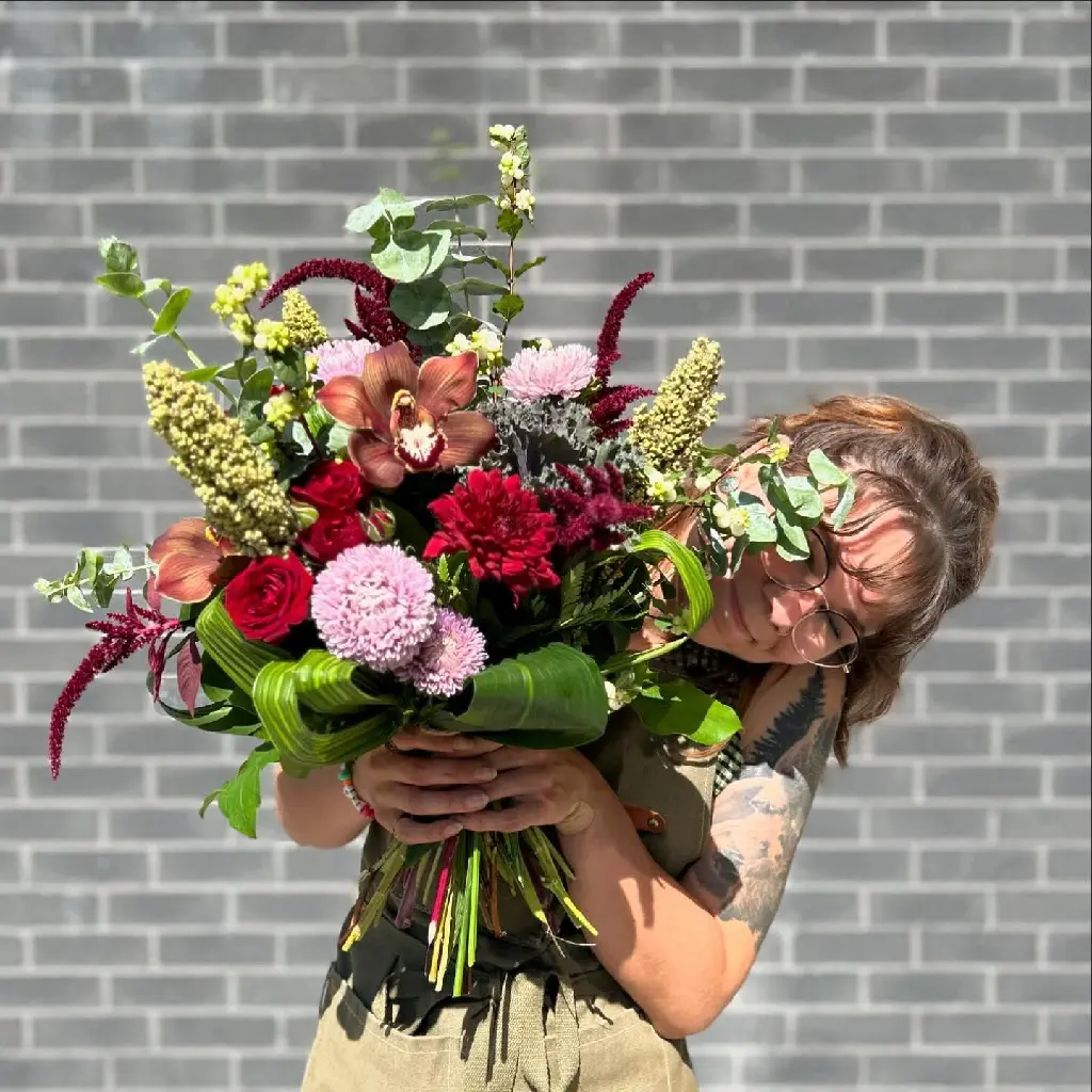 Bouquet bordeaux et rose avec orchidées cymbidium, roses, chrysanthèmes, eucalyptus et fleurs de saison, confectionné à Montréal.livraison.webp