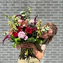 Bouquet bordeaux et rose avec orchidées cymbidium, roses, chrysanthèmes, eucalyptus et fleurs de saison, confectionné à Montréal.livraison.webp