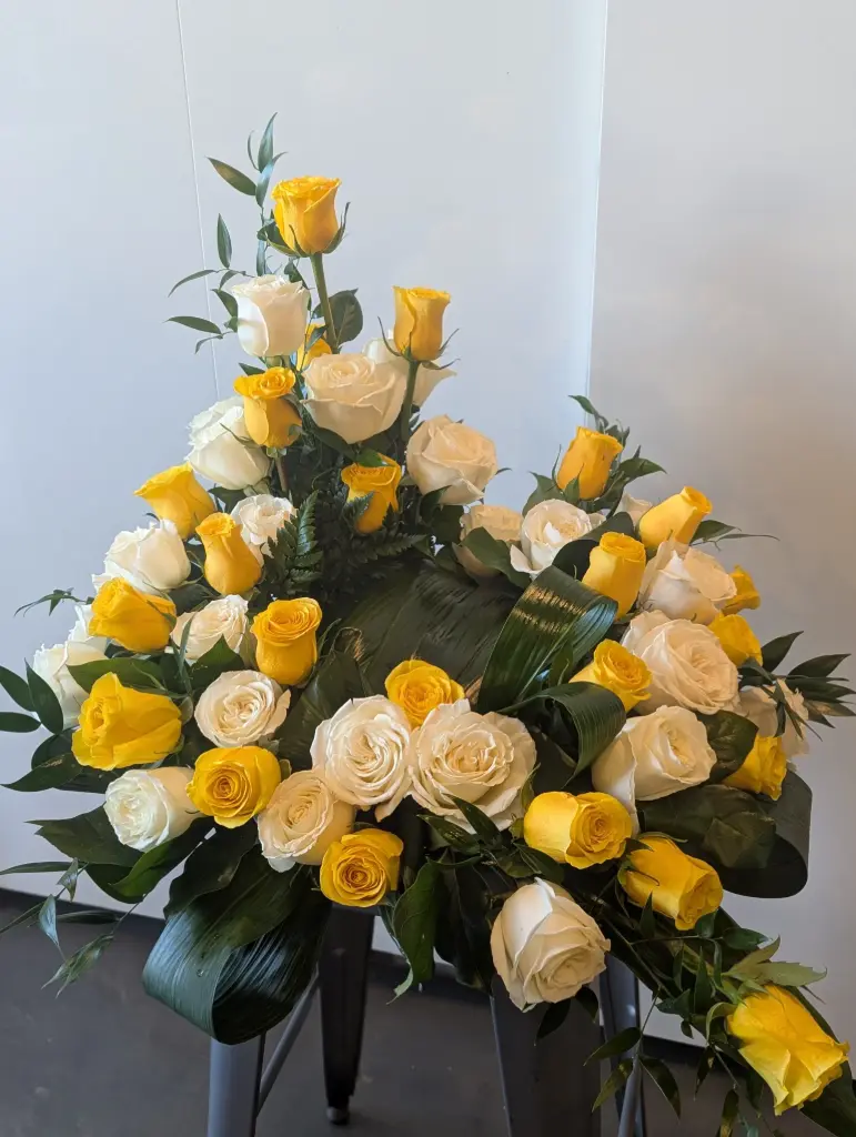 Accompagnement d’urne roses jaunes et blanches
