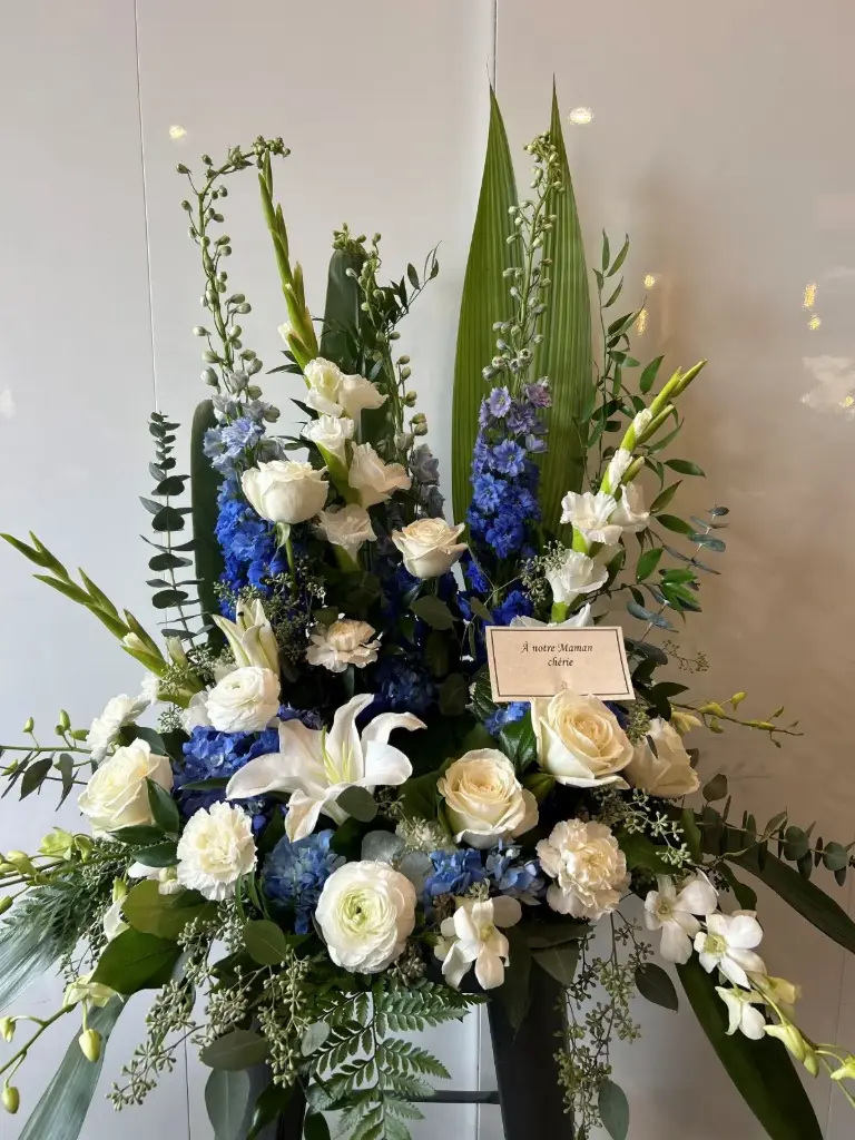 Accompagnement d’urne fleurs blanches et bleues