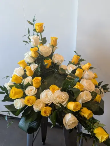 Accompagnement d’urne roses jaunes et blanches