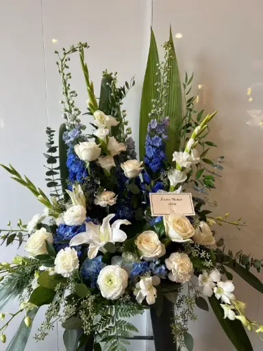 Accompagnement d’urne fleurs blanches et bleues